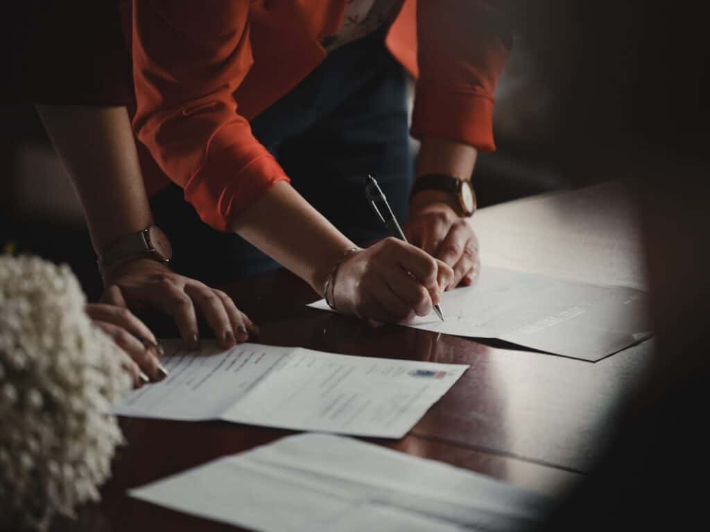 Image depicting vendors signing Contract (unsplash)